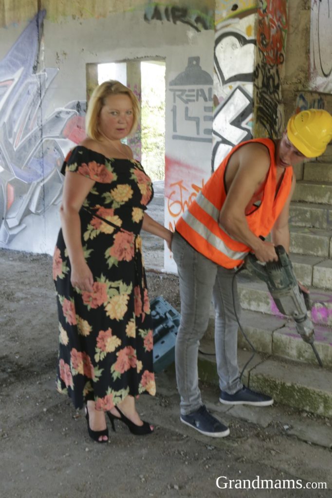 Hot Mom fucks a construction worker 1