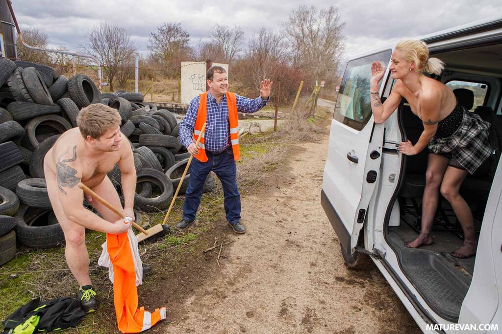 Maturevan Rita Sweet public sex