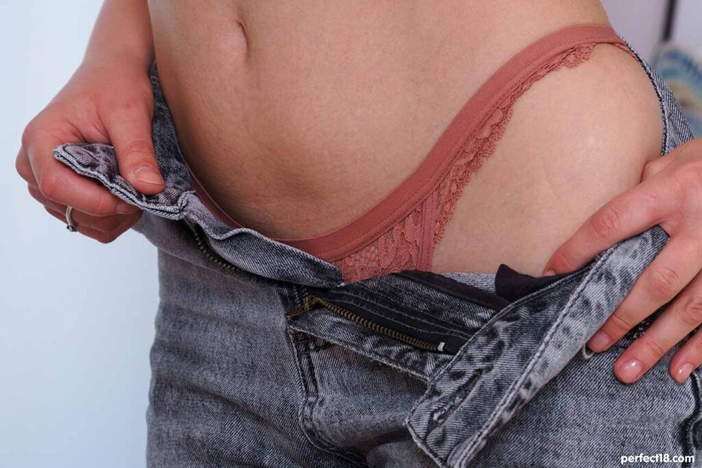 Clubsweethearts Julia Swork strips off